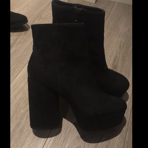 NWOT Platform booties heels size 9